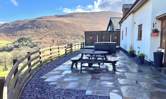 Glyndyfrdwy Cottage | TYN LLWYN, pet friendly, with hot tub in Glyndyfrdwy