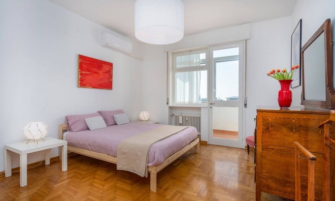 Udine Apartment | Udine Viale Venezia Huge Red Apartment