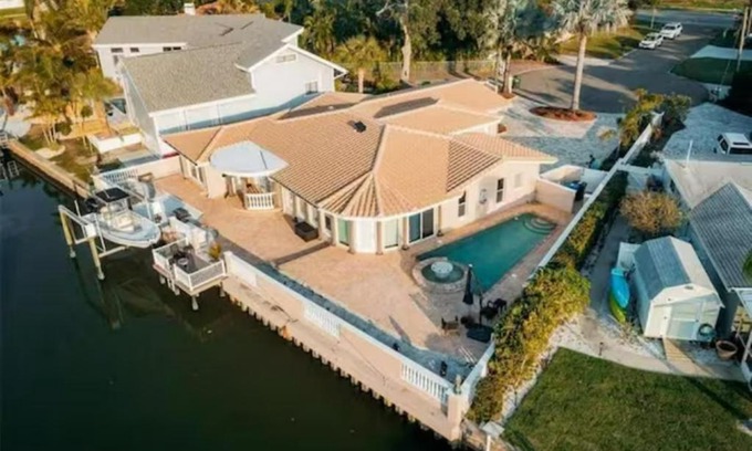 Anona House | Ultimate in Luxury 5 bedroom on canal living W pool