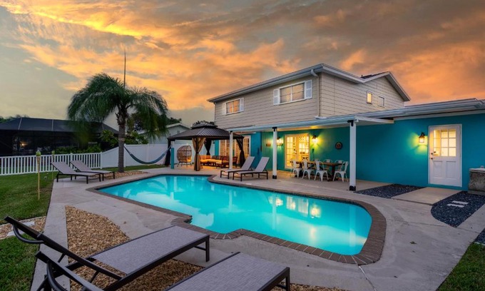 Bay Crest Park House | Ultimate Waterfront Oasis Heated Pool & Boat Dock