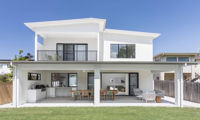 Werri Beach House | Uma on Werri *Winter Special - Stay 3/Pay 2*Heated pool/spa, opp beach, playroom