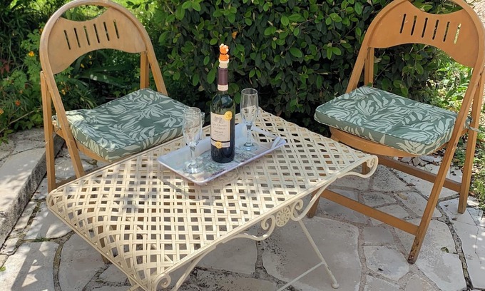 Villeneuve-la-Comtesse House | Un lit double équipé gite. Self contained gite for 2 people with 1 bed.