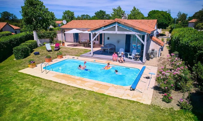 Vasles Villa | Unabhängige Villa, 2 Bäder, privater Pool 6 Personen