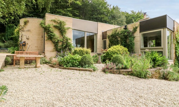 Stroud House | UNDER CATSWOOD, pet friendly, luxury holiday cottage in Stroud