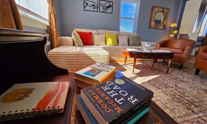 West Roxbury Apartment | Under The Sunlight Apartment- Free Parking