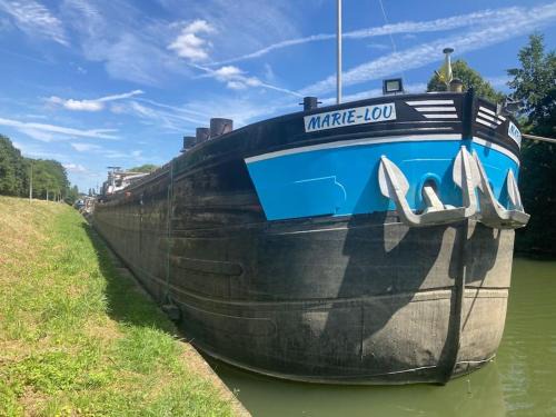 Venette Boat Rental | Une nuit, la vie avec Marie Lou