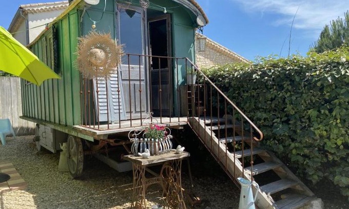 Saint-Just-et-Vacquieres House | Une roulotte à la campagne