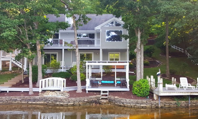 Lake Ozark House | Unforgettable Luxurious Lakefront Home with Exclusive Boat Rentals for Guests