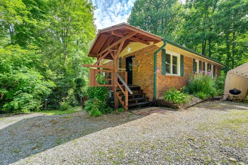 Robbinsville House | Unique and Artsy Cabin with Mountain Views!
