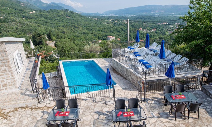 Mrcevac Apartment | Unique apartment with roof terrace, orchard and pool, 2 km to sea