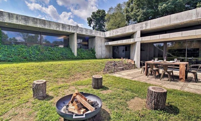 Turners House | Unique Earthouse Retreat w/Spring-Fed Creek
