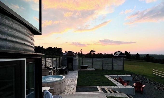 Hampstead Other | Unique Farm-Stay in a Silo with Spa. nPet and Family Friendly.