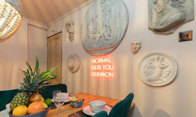Cheltenham Cottage | Unique Hidden Stay - Central Cheltenham - Sleeps 6