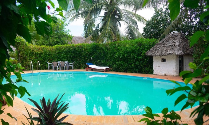 Galu Beach Villa | Unique Hideaway Cottage Aircon~Pool~Barbecue