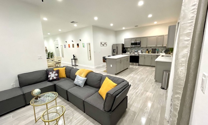 Survey Creek House | Unique Home with 4 beds 2 bath 15 minutes from Pompano Beach.