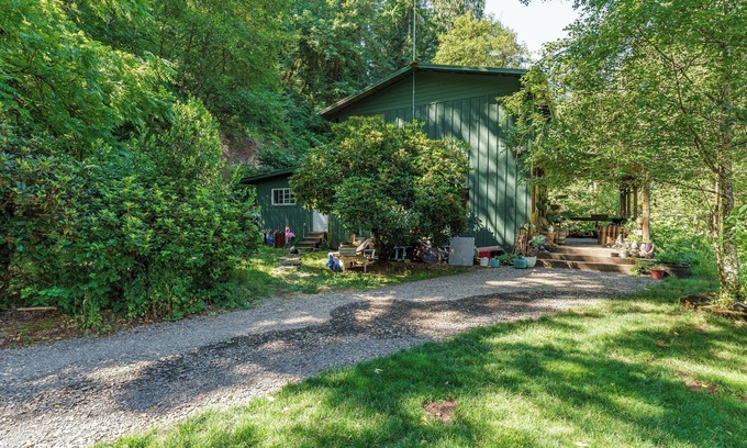 Kalama Cabin | Unique Riverfront Cabin 1 hour north of PDX
