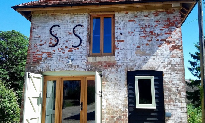The Pelhams House | Unique self-contained 1bed Grade II Listed Dovecote/Farm Barn