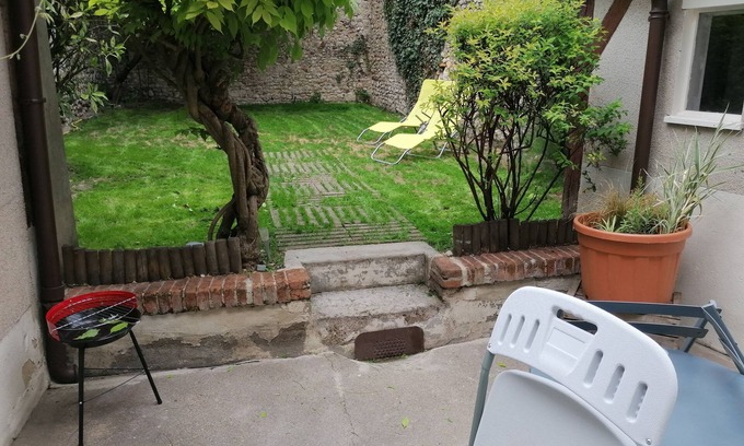 Bourgogne Apartment | Unique studio in the heart of Orléans + PRIVATE garden