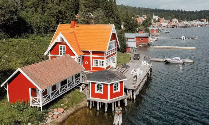 Ulvohamn House | Unique summer house right by the sea, private jetty and sauna