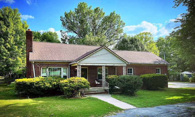 Pittsburg House | University campus vacation home - with massage chair and game room!