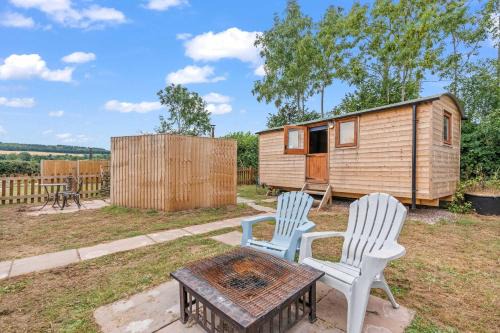 Yarpole House | Unplug & Reconnect, Romantic Retreat with Hot Tub
