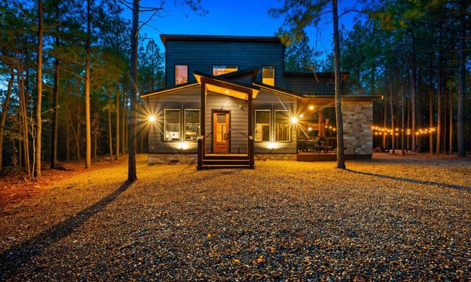 Pickens Cabin | Unplugged Cabin · Chic Cabin: Hot Tub, 2 King En-Suites & Fireplaces