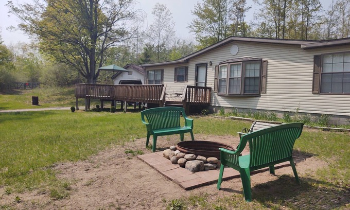 Comins House | Unplugged Relaxation in Northern Michigan