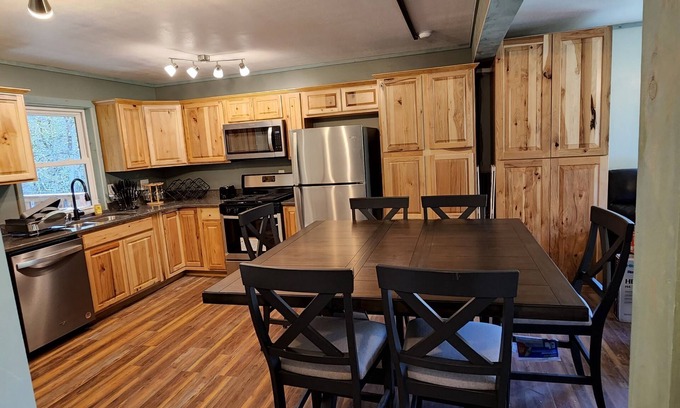 Helvetia Cabin | Unterwalden NEW HotTub Firepit SmartTVs Full Kitchen Mt Hideaway Trout Stream