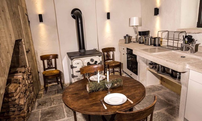 Marigna-sur-Valouse Apartment | Unusual gîte in the Dovecote of the Château