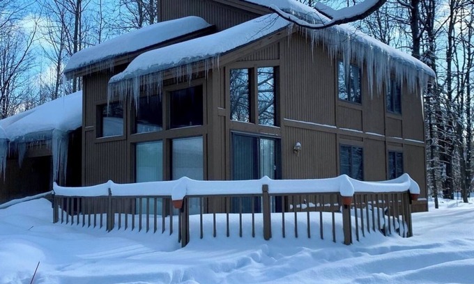 Elmira Cabin | Up North cabin in the woods: a perfect spot for nature lovers & adventurers!