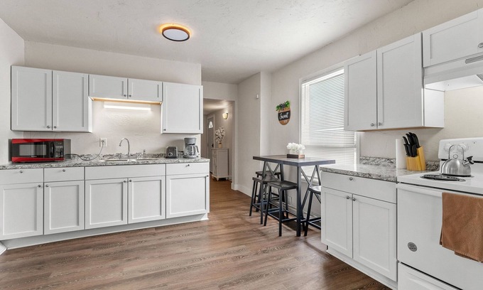 Manitowoc Apartment | Upbeat Lower Apt - 1 Mile to Maritime Museum Manitowoc