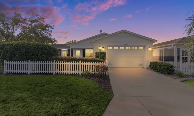 Wildwood House | Updated 2 bedroom house The Villages, Walk to pool, 2 miles to SQ, Pet friendly