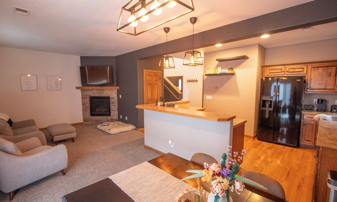 Evansville House | Updated 3-bedroom 2.5-Bathroom townhome with AC and WiFi in Evansville