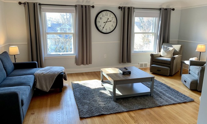 Grosse Pointe House | Updated charming 2ND unit city place with BIG yard