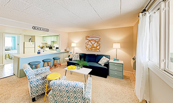 North Ocean City Condo | Updated Colonial Condo | Patio, Smart TV & Beach Gear | 200’ to Beach