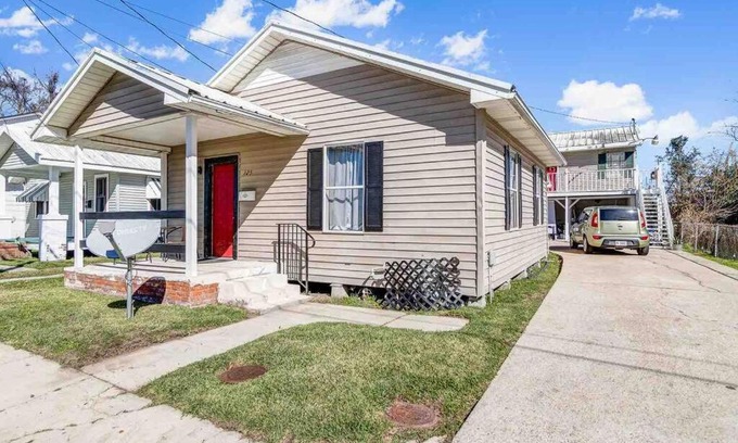New Iberia Villa | Updated Cottage, pet friendly, full equipped home.