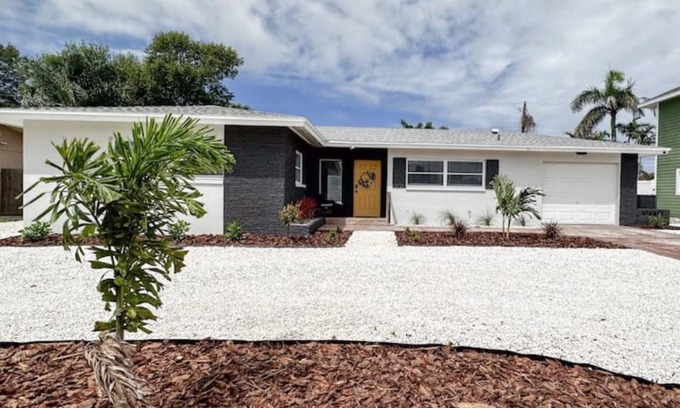 Seminole House | Updated Cozy & Tropical Home/2 Miles to Beach/Quiet Neighborhood