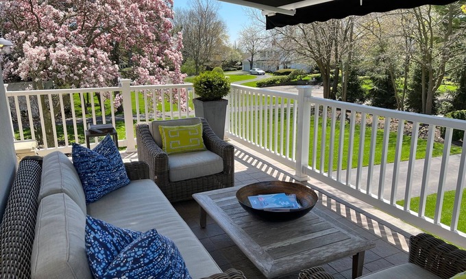 Grosse Pointe House | Updated, delightful Grosse Pointe hideaway-walking distance to GP city and Hill.