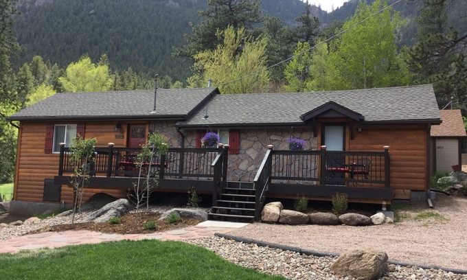 Green Mountain Falls Cabin | Updated home near beautiful hiking trails with nEV Charger