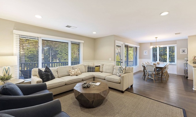 West Beach Village House | Upgraded 4BR Fairway Oaks Villa, Golf Views, Pet-Friendly, Close to Beach!