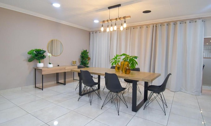 Waterkloof Glen Villa | Upmarket Villa with pool & lush garden