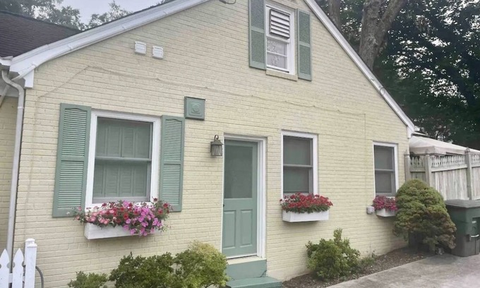 The Palisades Apartment | Upper Georgetown Charming City Retreat
