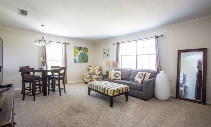 Bucktown Apartment | Upper Lakefront Comfort