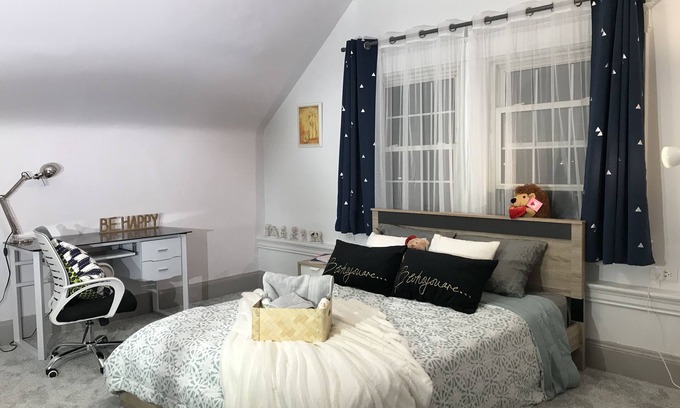CUF House | Upscale 1BR Loft near UC, DAAP, CCM, Hospital and Zoo w/Parking, 3FL