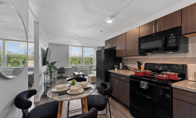 Corryville Apartment | Upscale 2 Bed Suite — Mins to Downtown Cincinnati!