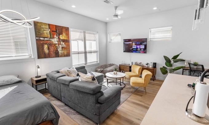 OST - South Union House | Upscale 3BR Crib Sleeps 12 Garage Gym Access