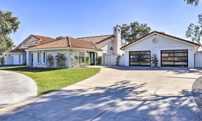 Glendale Apartment | Upscale Glendale Casita with Pool and Hot Tub!