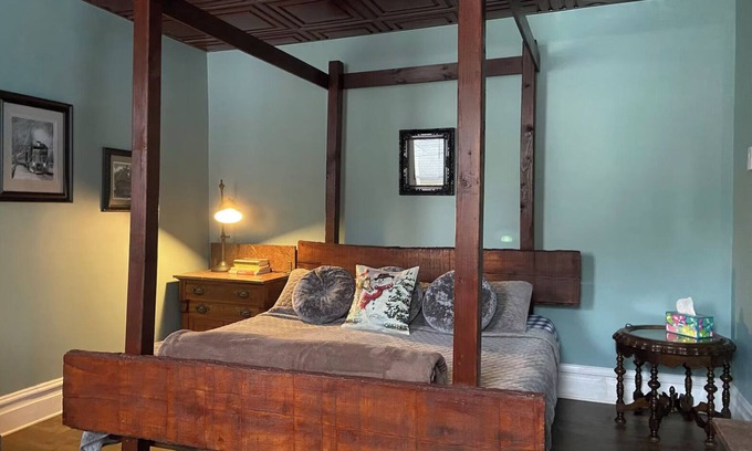Ashfield Apartment | Upscale King Suite with Purple Mattress and reserved off-street parking