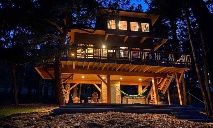 Indian Hills Cabin | Upscale Mountain Treehouse/Fire Pit & Hot Tub