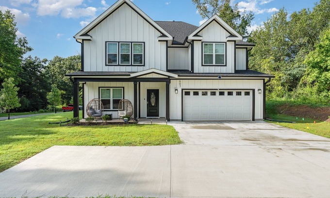 Hayes House | Upscale spacious 5-bedroom house mins to Airport with fitness and game rooms